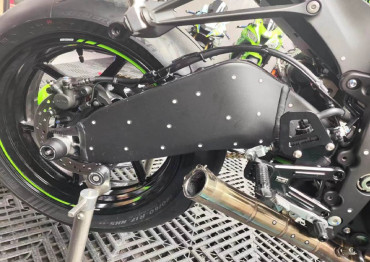 Cache de Bras Oscillant Carbone pour Kawasaki Ninja ZX6R 2024- 